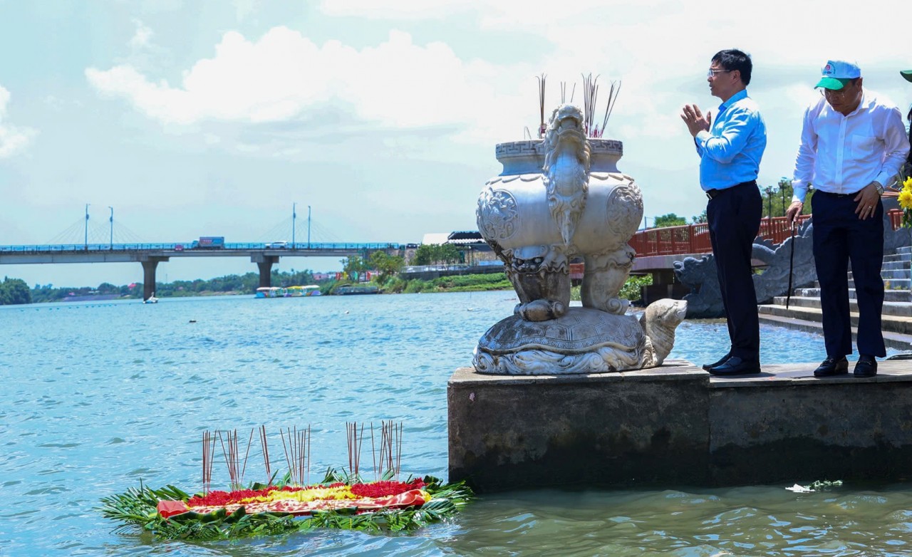 Bộ trưởng Bộ Tài chính Nguyễn Văn Thắng dâng hương tại các nghĩa trang liệt sĩ quốc gia Bộ trưởng Bộ Tài chính Nguyễn Văn Thắng dâng hương tại các nghĩa trang liệt sĩ quốc gia