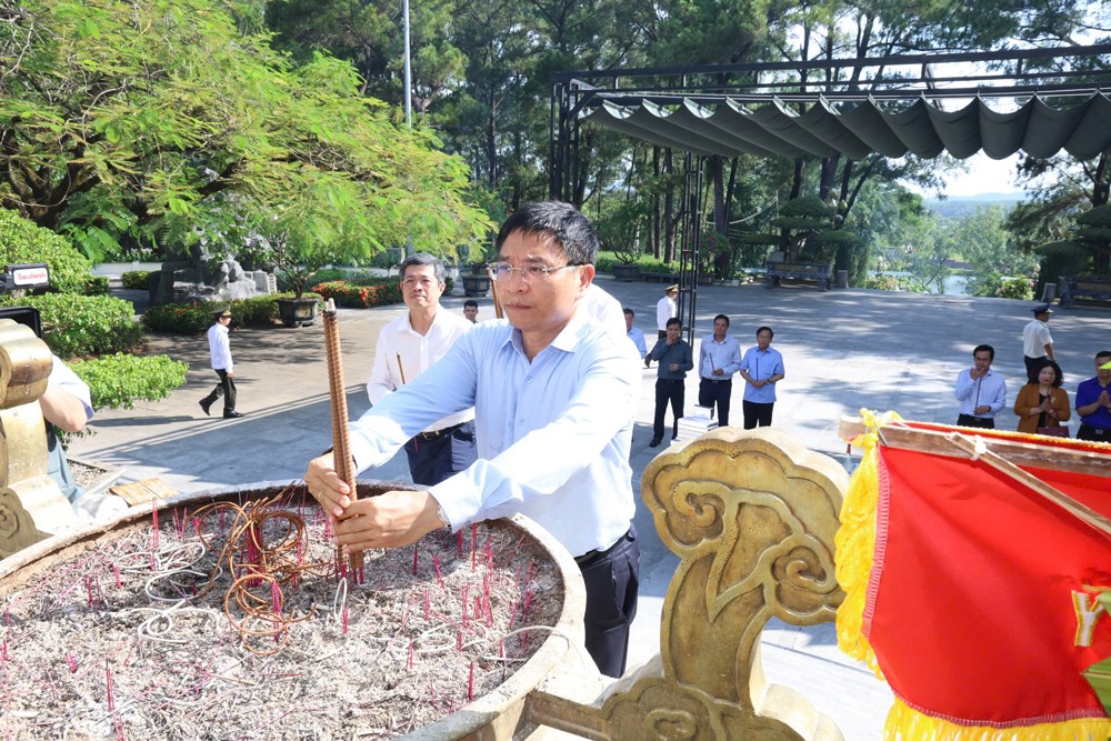 Bộ trưởng Bộ Tài chính Nguyễn Văn Thắng dâng hương tại các nghĩa trang liệt sĩ quốc gia Bộ trưởng Bộ Tài chính Nguyễn Văn Thắng dâng hương tại các nghĩa trang liệt sĩ quốc gia
