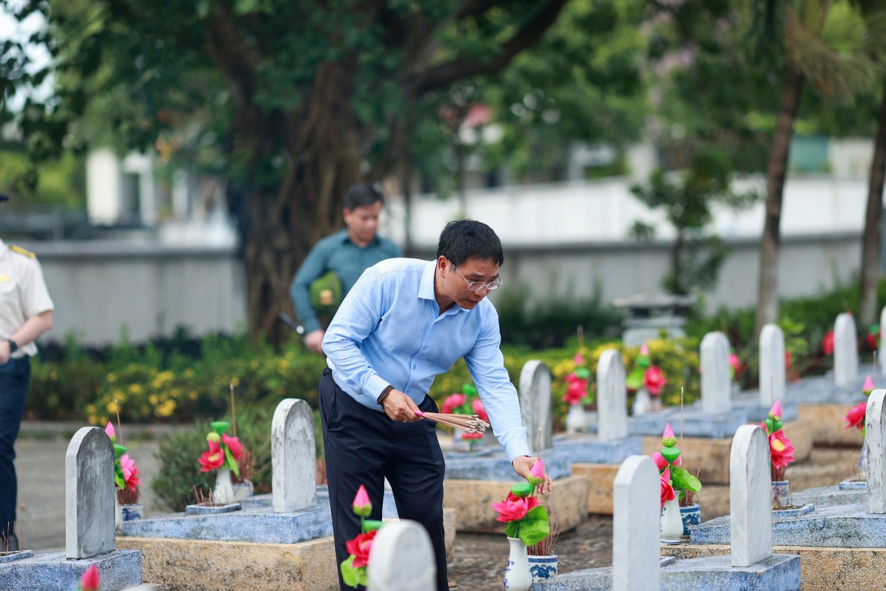Bộ trưởng Bộ Tài chính Nguyễn Văn Thắng dâng hương tại các nghĩa trang liệt sĩ quốc gia Bộ trưởng Bộ Tài chính Nguyễn Văn Thắng dâng hương tại các nghĩa trang liệt sĩ quốc gia