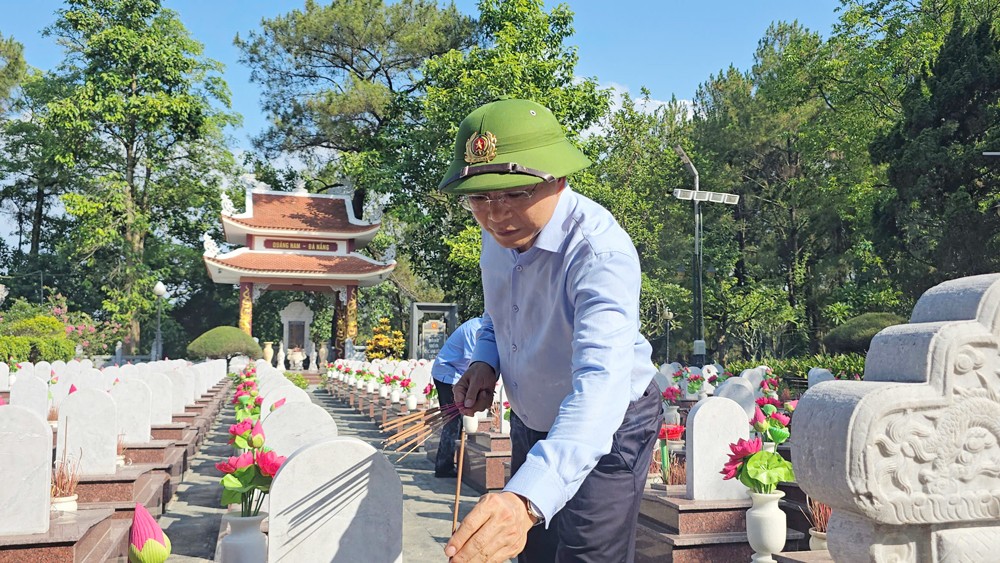 Bộ trưởng Bộ Tài chính Nguyễn Văn Thắng dâng hương tại các nghĩa trang liệt sĩ quốc gia Bộ trưởng Bộ Tài chính Nguyễn Văn Thắng dâng hương tại các nghĩa trang liệt sĩ quốc gia