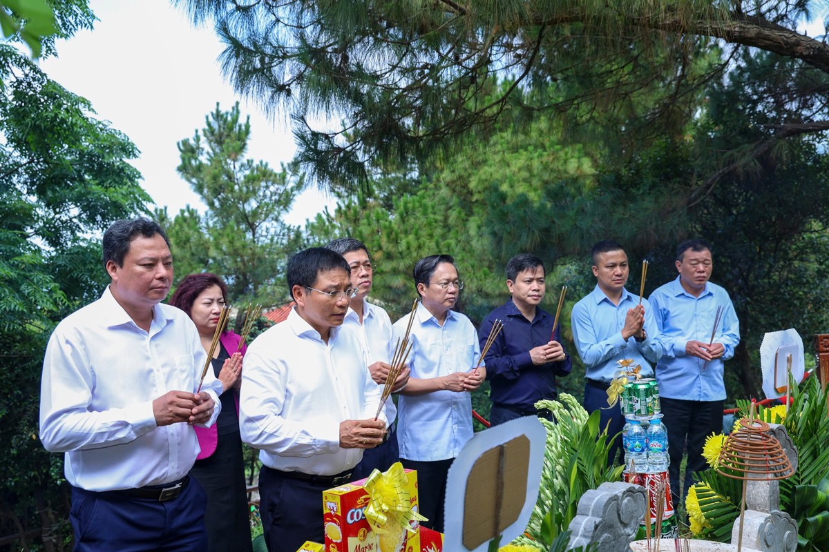 Bộ trưởng Bộ Tài chính Nguyễn Văn Thắng dâng hương tại các nghĩa trang liệt sĩ quốc gia Bộ trưởng Bộ Tài chính Nguyễn Văn Thắng dâng hương tại các nghĩa trang liệt sĩ quốc gia