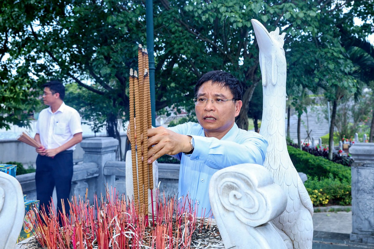 Bộ trưởng Bộ Tài chính Nguyễn Văn Thắng dâng hương tại các nghĩa trang liệt sĩ quốc gia Bộ trưởng Bộ Tài chính Nguyễn Văn Thắng dâng hương tại các nghĩa trang liệt sĩ quốc gia