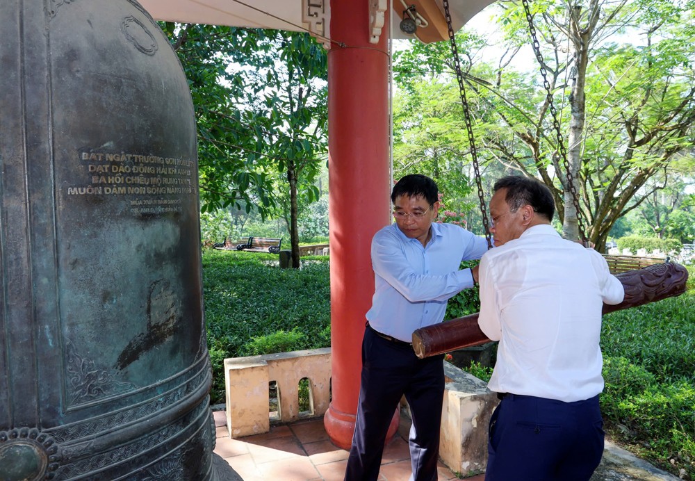 Bộ trưởng Bộ Tài chính Nguyễn Văn Thắng dâng hương tại các nghĩa trang liệt sĩ quốc gia Bộ trưởng Bộ Tài chính Nguyễn Văn Thắng dâng hương tại các nghĩa trang liệt sĩ quốc gia