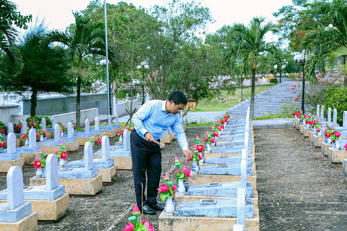 Bộ trưởng Bộ Tài chính Nguyễn Văn Thắng dâng hương tại các nghĩa trang liệt sĩ quốc gia Bộ trưởng Bộ Tài chính Nguyễn Văn Thắng dâng hương tại các nghĩa trang liệt sĩ quốc gia