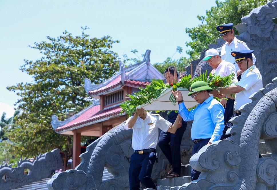 Bộ trưởng Bộ Tài chính Nguyễn Văn Thắng dâng hương tại các nghĩa trang liệt sĩ quốc gia Bộ trưởng Bộ Tài chính Nguyễn Văn Thắng dâng hương tại các nghĩa trang liệt sĩ quốc gia