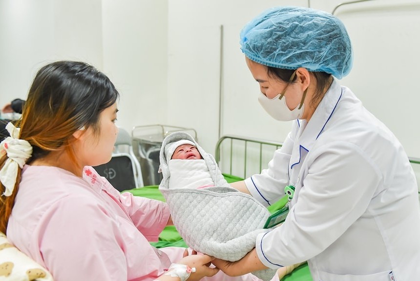 Lao động nam được xin nghỉ chăm vợ con trong 60 ngày kể từ khi vợ sinh