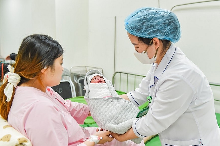 Lao động nam được xin nghỉ chăm vợ con trong 60 ngày kể từ khi vợ sinh