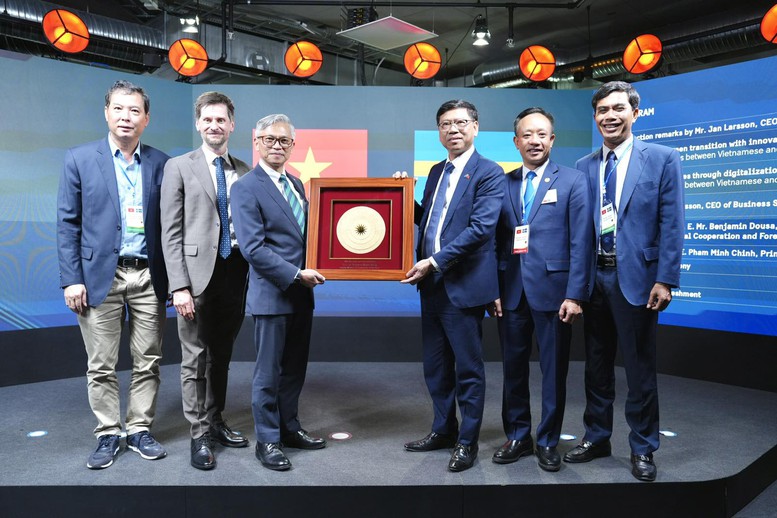 Thủ tướng kỳ vọng làn sóng đầu tư mới từ Thụy Điển vào Việt Nam- Ảnh 9. Thủ tướng kỳ vọng làn sóng đầu tư mới từ Thụy Điển vào Việt Nam- Ảnh 9.