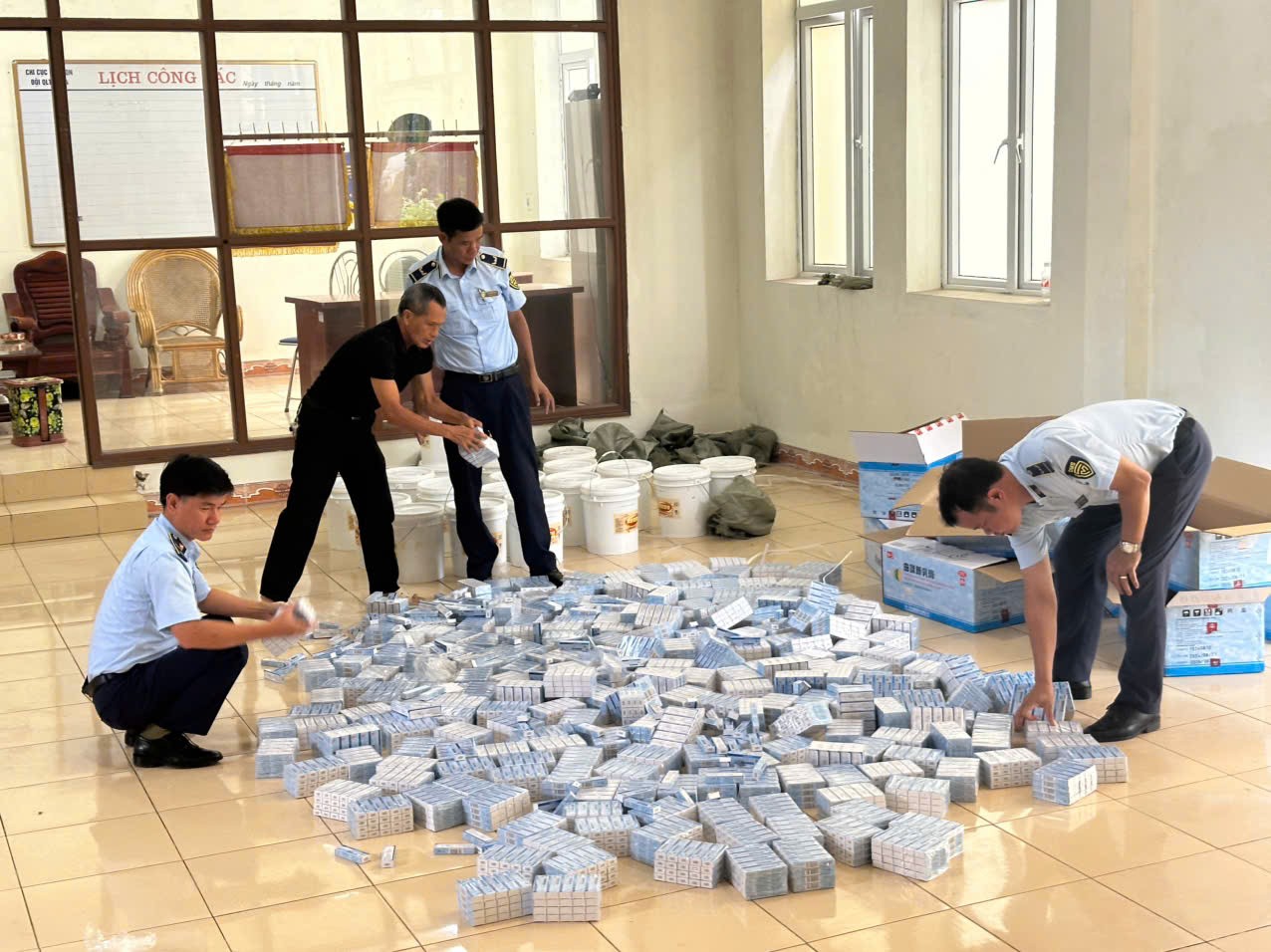 Quảng Ninh: Phát hiện và thu giữ hơn 5.000 tuýp thuốc tân dược nhập lậu Quảng Ninh: Phát hiện và thu giữ hơn 5.000 tuýp thuốc tân dược nhập lậu