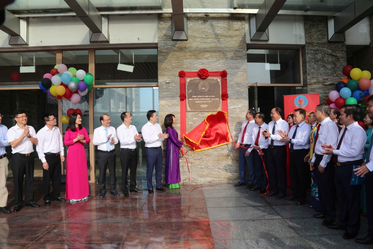 Học viện Tài chính gắn biển "Công trình kỷ niệm 80 năm Ngày Truyền thống ngành Tài chính"