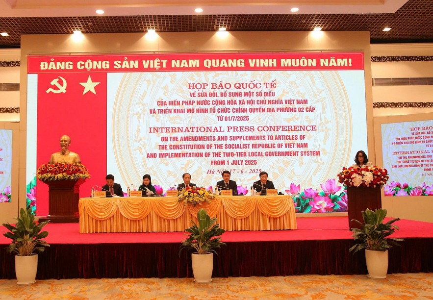 Công bố quốc tế về Hiến pháp sửa đổi và mô hình chính quyền địa phương 2 cấp