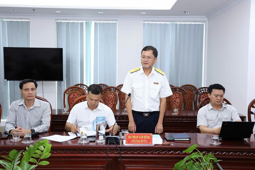 Phó Chi cục trưởng Chi cục Thuế khu vực II Phan Văn Dũng nêu giải pháp hỗ trợ hộ kinh doanh xuất hóa đơn điện tử. Ảnh: Đỗ Doãn