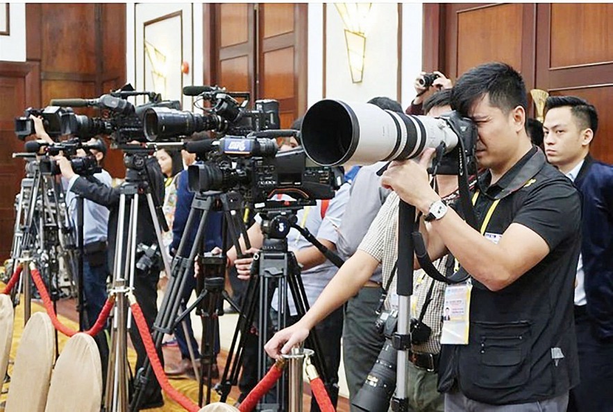 Bản lĩnh người cầm bút giữa thách thức kinh tế và thời đại số