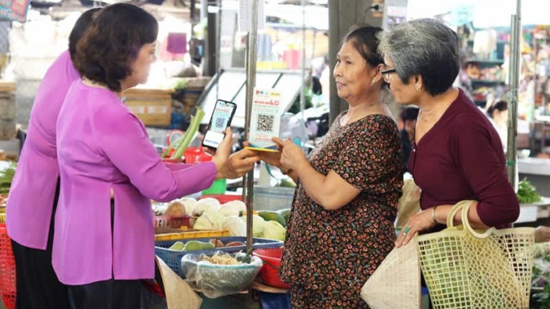Tiểu thương chợ truyền thống "bắt nhịp" cùng chuyển đổi số