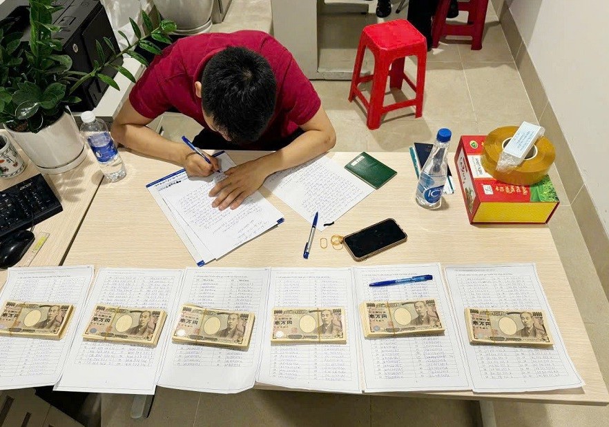 Phát hiện hành khách mang lượng lớn ngoại tệ không khai báo hải quan khi xuất cảnh