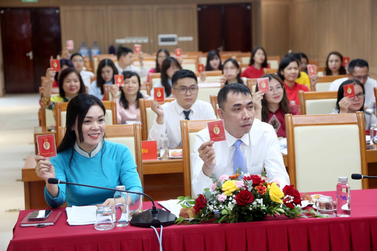 “Đoàn kết, dân chủ, kỷ cương, hiệu quả, đột phá, phát triển” “Đoàn kết, dân chủ, kỷ cương, hiệu quả, đột phá, phát triển”