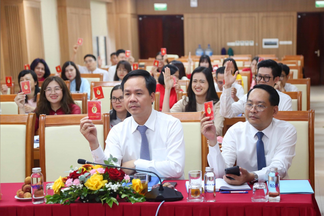 “Đoàn kết, dân chủ, kỷ cương, hiệu quả, đột phá, phát triển” “Đoàn kết, dân chủ, kỷ cương, hiệu quả, đột phá, phát triển”