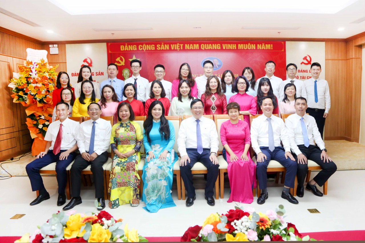 “Đoàn kết, dân chủ, kỷ cương, hiệu quả, đột phá, phát triển” “Đoàn kết, dân chủ, kỷ cương, hiệu quả, đột phá, phát triển”