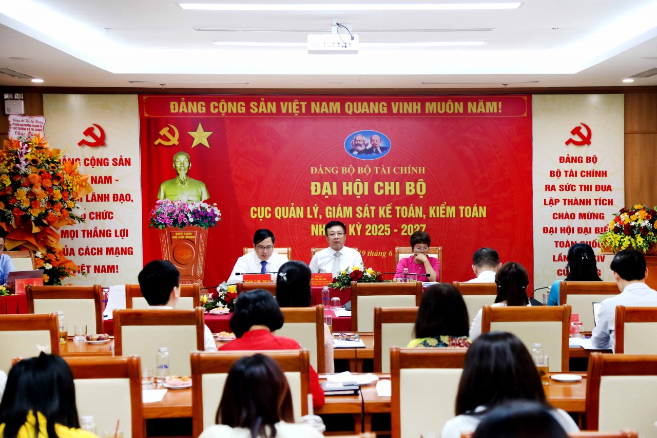 “Đoàn kết, dân chủ, kỷ cương, hiệu quả, đột phá, phát triển” “Đoàn kết, dân chủ, kỷ cương, hiệu quả, đột phá, phát triển”