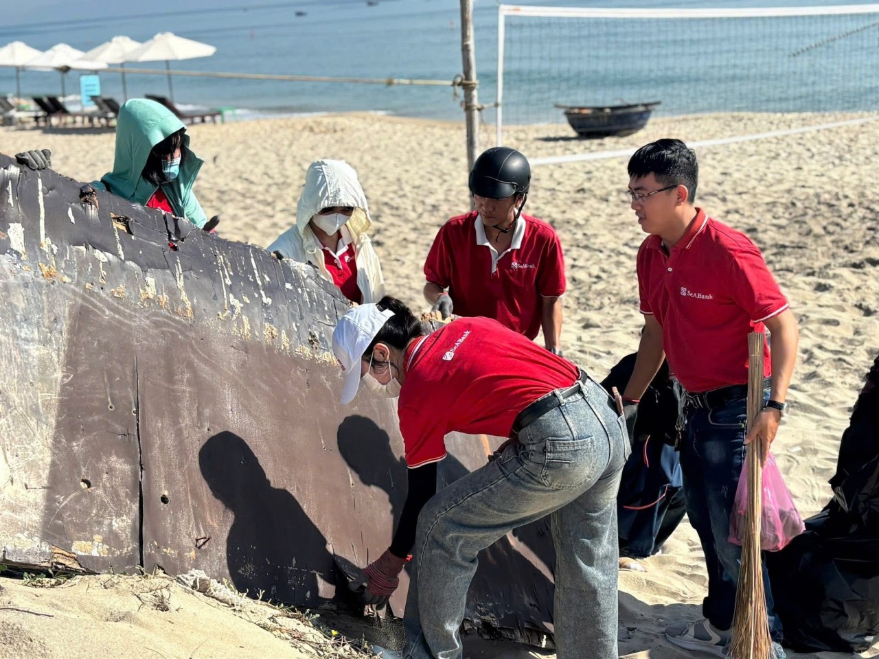 Cán bộ nhân viên SeABank chung tay làm sạch 11 bãi biển vì môi trường xanh Cán bộ nhân viên SeABank chung tay làm sạch 11 bãi biển vì môi trường xanh