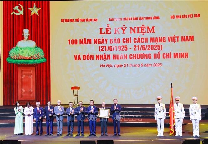 Tổng Bí thư: Báo chí cách mạng Việt Nam phải tiếp tục vươn mình mạnh mẽ phục vụ sự nghiệp phát triển đất nước Chú thích ảnh