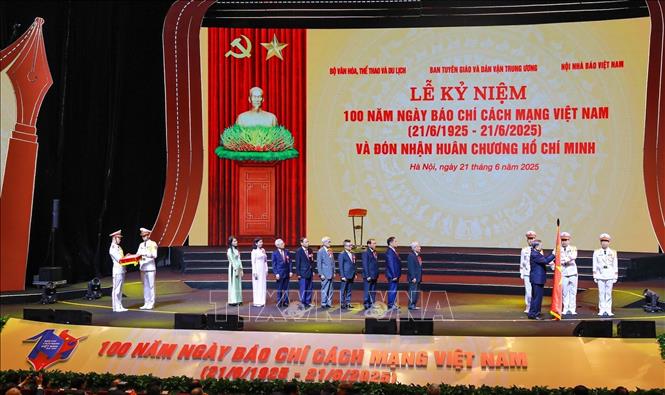 Tổng Bí thư: Báo chí cách mạng Việt Nam phải tiếp tục vươn mình mạnh mẽ phục vụ sự nghiệp phát triển đất nước Chú thích ảnh