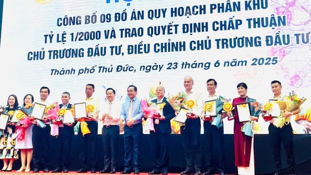 TP. Hồ Chí Minh: Trao quyết định chấp thuận chủ trương cho 17 chủ đầu tư dự án nhà ở