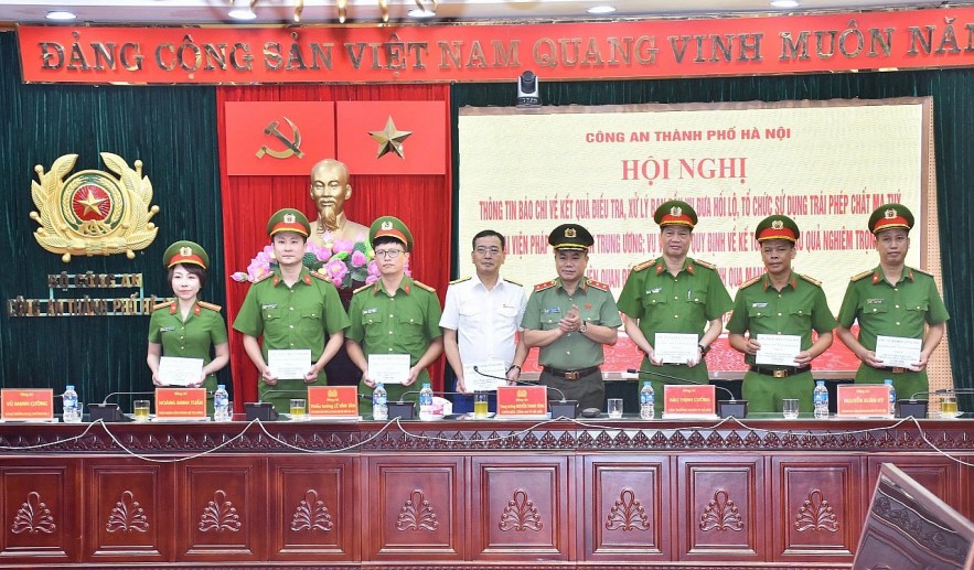 Khởi tố vụ kinh doanh qua mạng doanh thu 120 tỷ đồng, kê khai 5 tỷ đồng Khởi tố vụ kinh doanh qua mạng doanh thu 120 tỷ đồng, kê khai 5 tỷ đồng