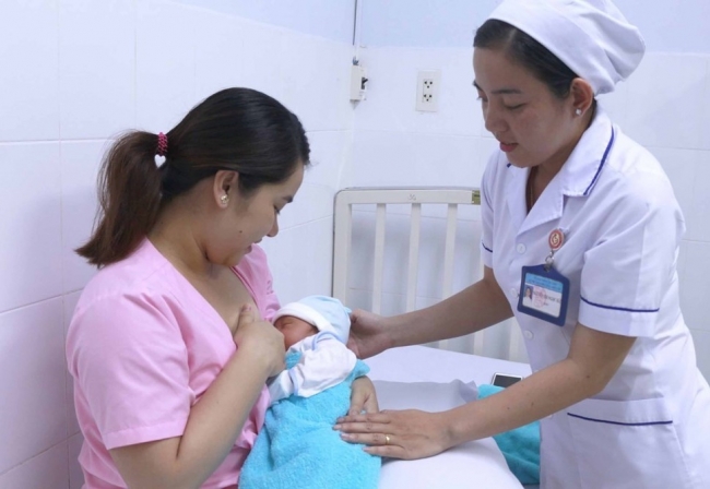 Chồng đóng bảo hiểm xã hội tự nguyện, vợ cũng được hưởng trợ cấp thai sản