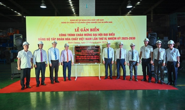 Casumina gắn biển công trình sản xuất lốp bán thép Patagonia M/T chào mừng Đại hội Đảng bộ Tập đoàn Hóa chất Việt Nam lần thứ IV