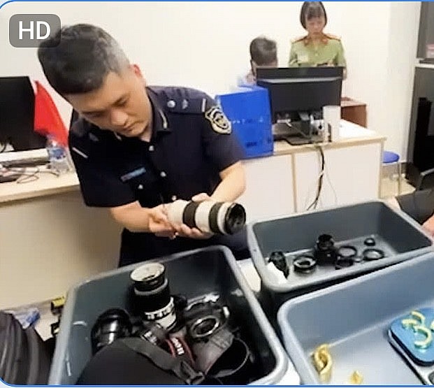 Hải quan Nội Bài chặt bắt vụ cất giấu gần 2 kg vàng trong ống kính máy ảnh