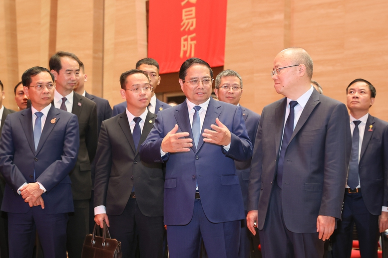 Thủ tướng thăm sàn chứng khoán lớn nhất châu Á, tìm hiểu kinh nghiệm phát triển trung tâm tài chính Thượng Hải- Ảnh 2. Thủ tướng thăm sàn chứng khoán lớn nhất châu Á, tìm hiểu kinh nghiệm phát triển trung tâm tài chính Thượng Hải- Ảnh 2.