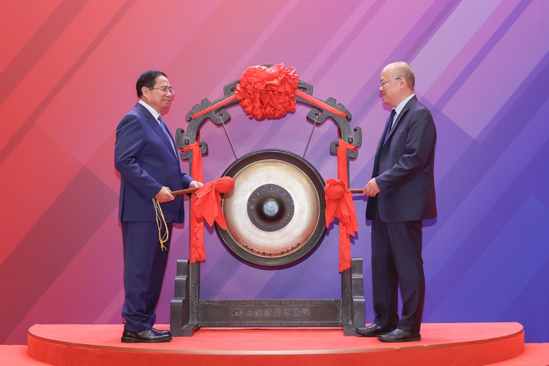 Thủ tướng thăm sàn chứng khoán lớn nhất châu Á, tìm hiểu kinh nghiệm phát triển trung tâm tài chính Thượng Hải- Ảnh 1. Thủ tướng thăm sàn chứng khoán lớn nhất châu Á, tìm hiểu kinh nghiệm phát triển trung tâm tài chính Thượng Hải- Ảnh 1.