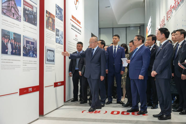 Thủ tướng thăm sàn chứng khoán lớn nhất châu Á, tìm hiểu kinh nghiệm phát triển trung tâm tài chính Thượng Hải- Ảnh 3. Thủ tướng thăm sàn chứng khoán lớn nhất châu Á, tìm hiểu kinh nghiệm phát triển trung tâm tài chính Thượng Hải- Ảnh 3.