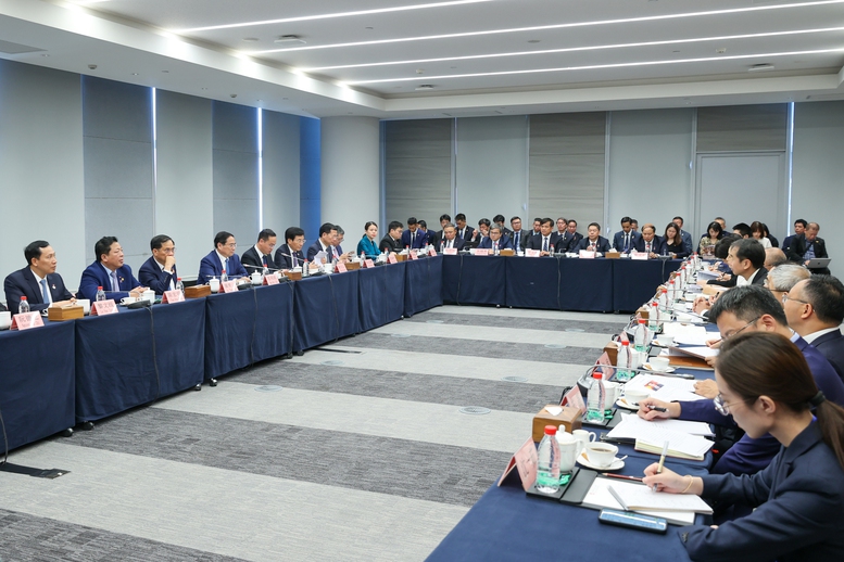 Thủ tướng thăm sàn chứng khoán lớn nhất châu Á, tìm hiểu kinh nghiệm phát triển trung tâm tài chính Thượng Hải- Ảnh 5. Thủ tướng thăm sàn chứng khoán lớn nhất châu Á, tìm hiểu kinh nghiệm phát triển trung tâm tài chính Thượng Hải- Ảnh 5.