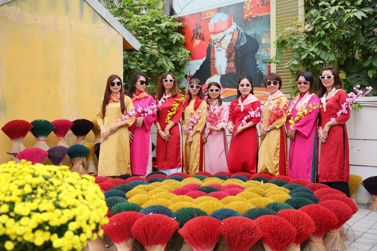 Home Hanoi Xuan 2025 - Rộn ràng sắc xuân với tà áo dài truyền thống