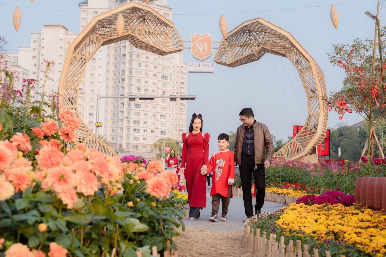 Home Hanoi Xuan 2025 - Rộn ràng sắc xuân với tà áo dài truyền thống