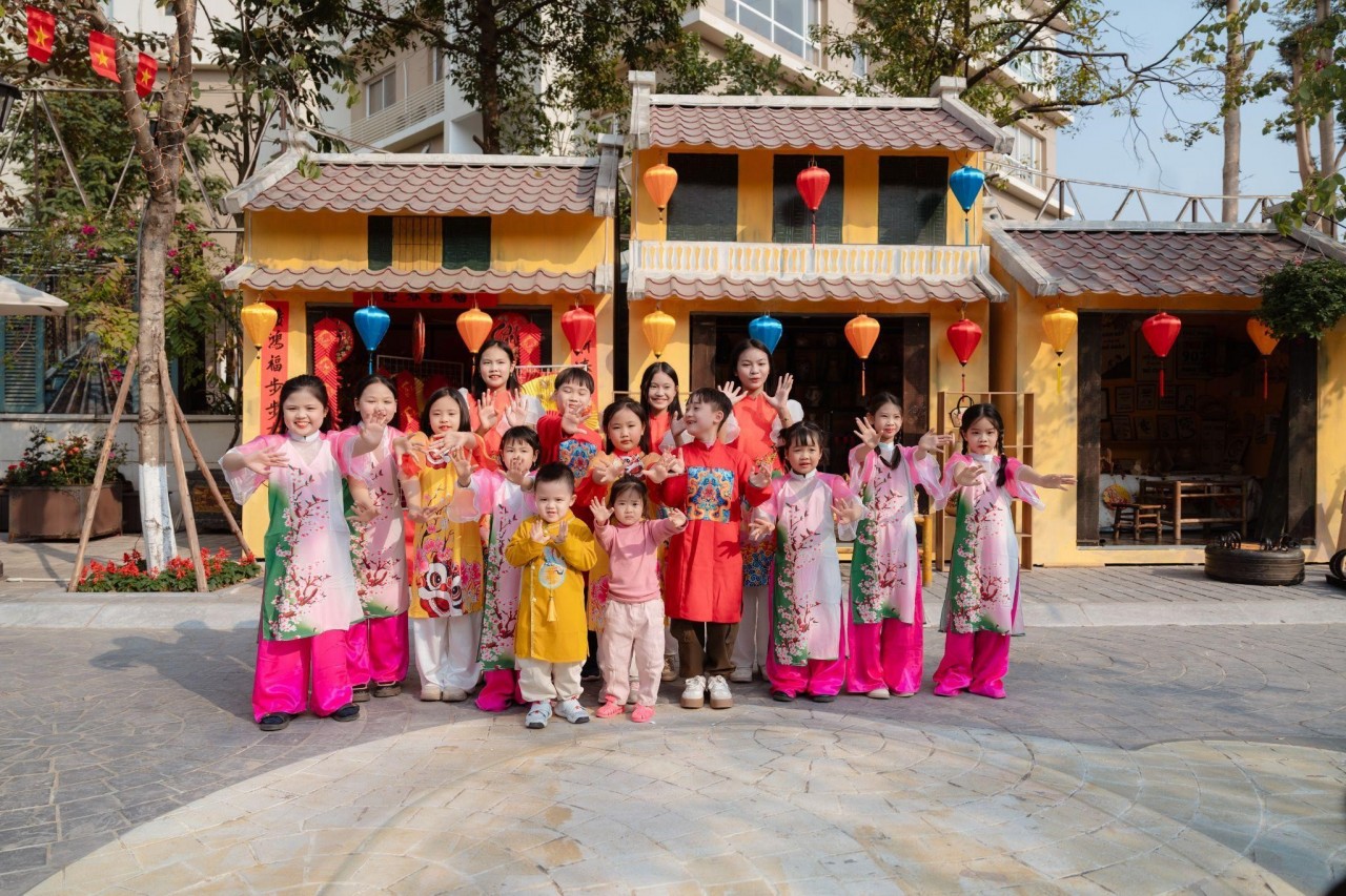 Home Hanoi Xuan 2025 - Rộn ràng sắc xuân với tà áo dài truyền thống