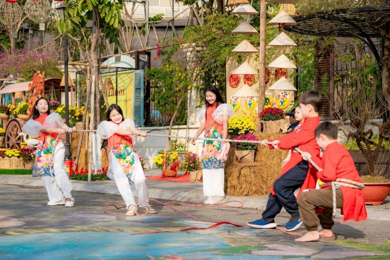 Home Hanoi Xuan 2025 - Rộn ràng sắc xuân với tà áo dài truyền thống