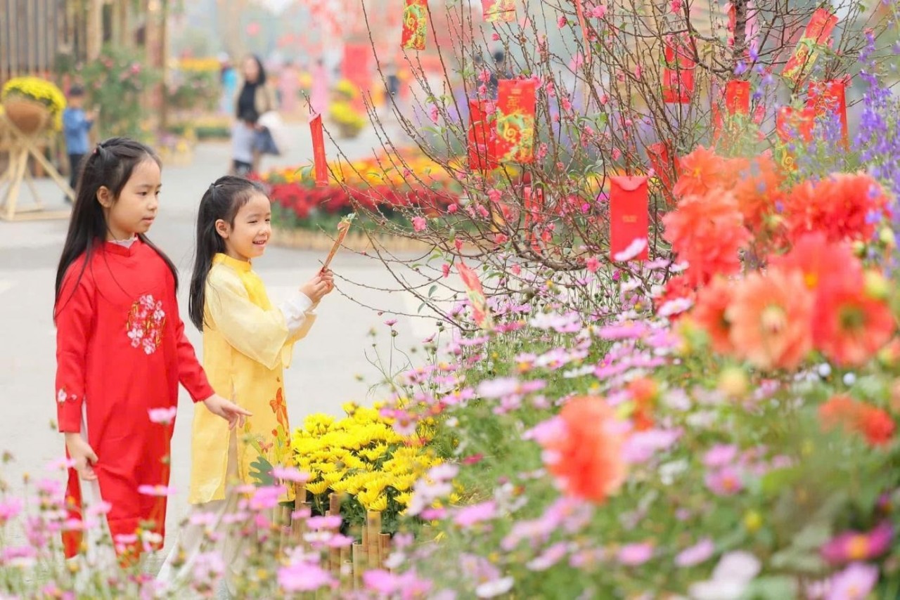 Home Hanoi Xuan 2025 - Rộn ràng sắc xuân với tà áo dài truyền thống