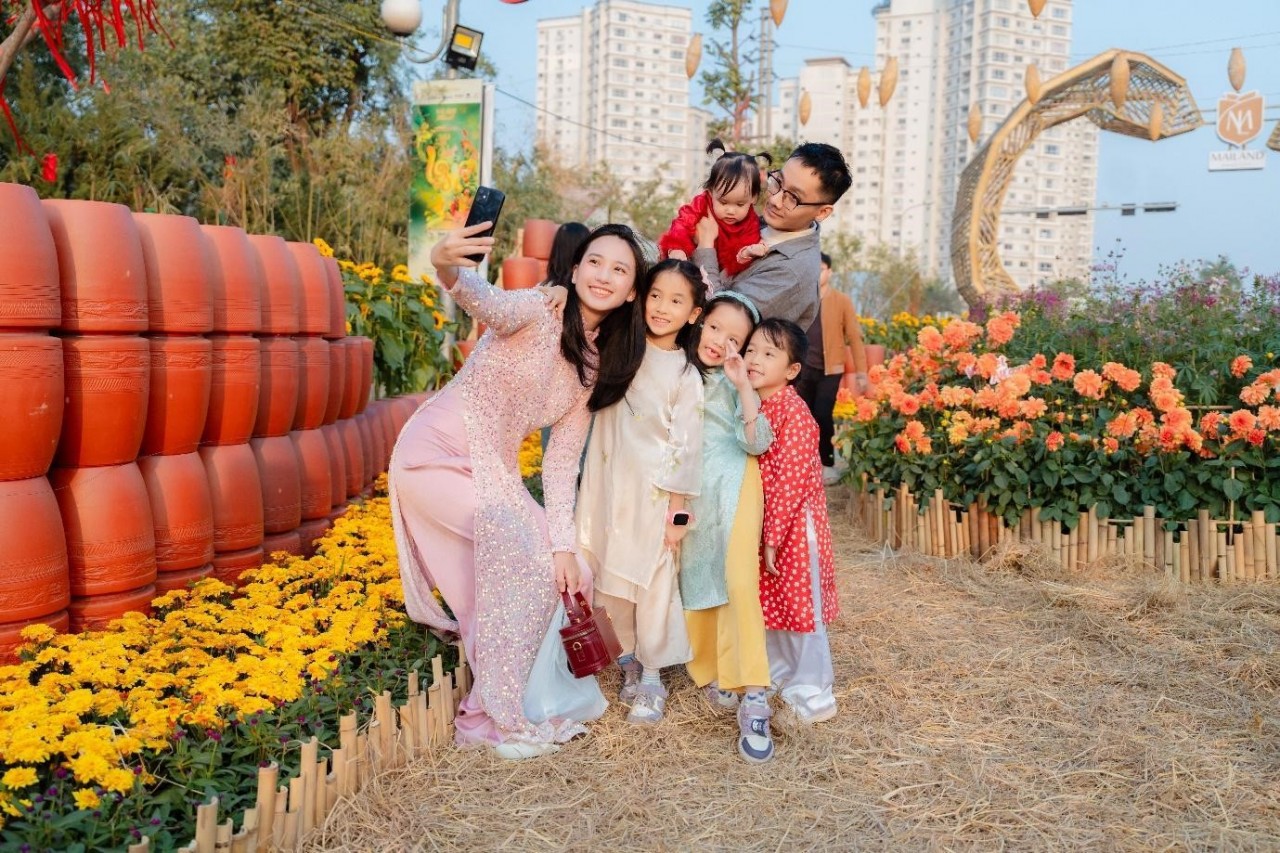 Home Hanoi Xuan 2025 - Rộn ràng sắc xuân với tà áo dài truyền thống