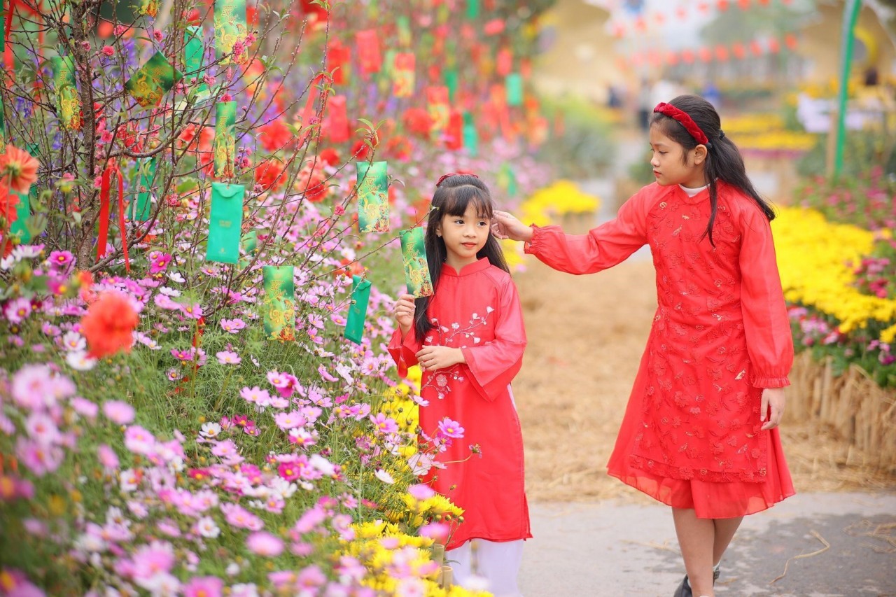 Home Hanoi Xuan 2025 - Rộn ràng sắc xuân với tà áo dài truyền thống