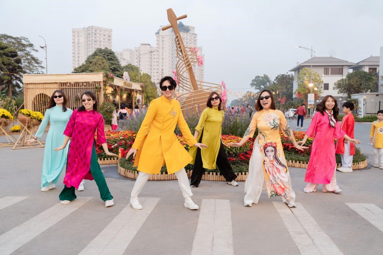 Home Hanoi Xuan 2025 - Rộn ràng sắc xuân với tà áo dài truyền thống