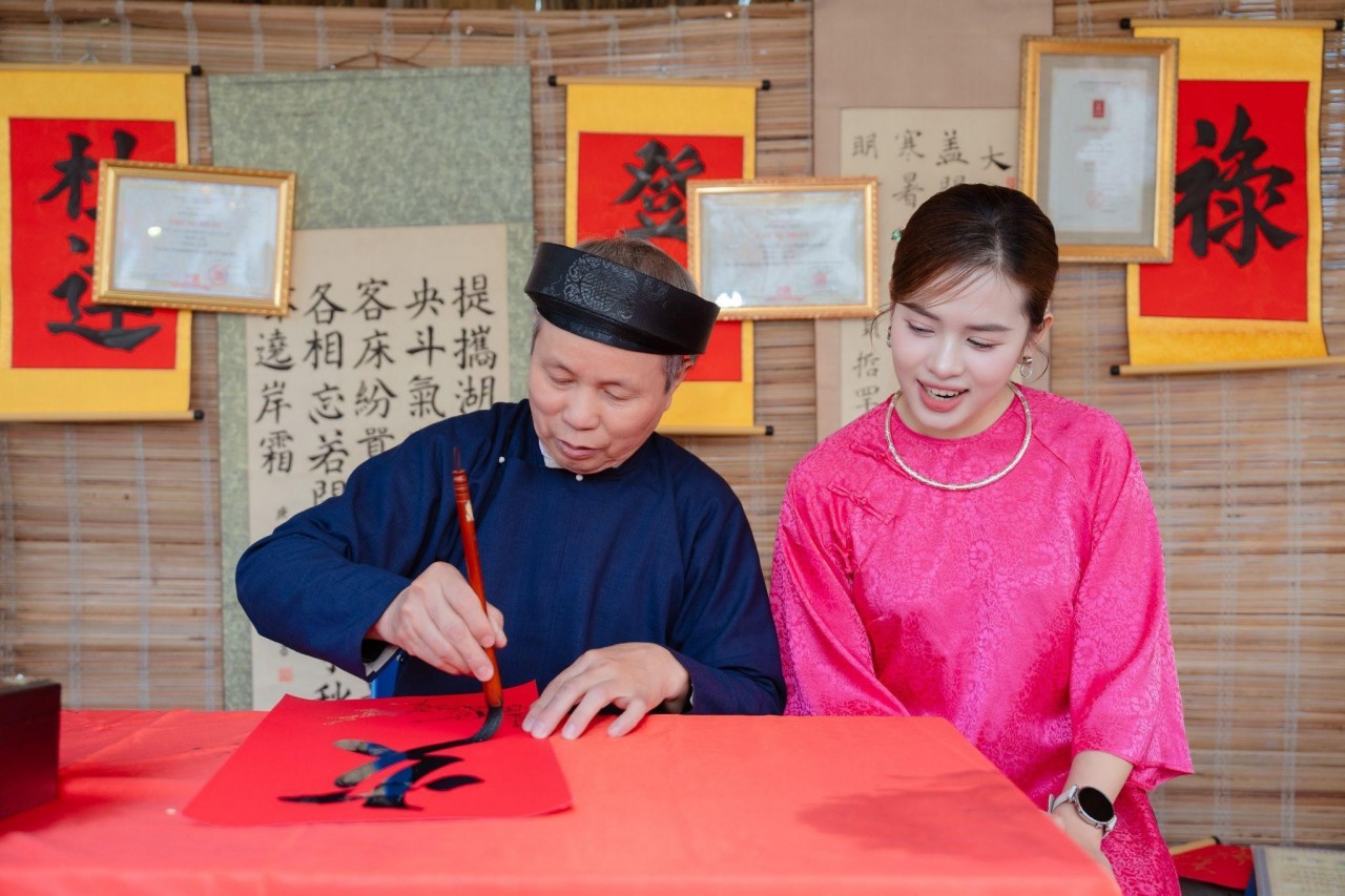 Home Hanoi Xuan 2025 - Rộn ràng sắc xuân với tà áo dài truyền thống