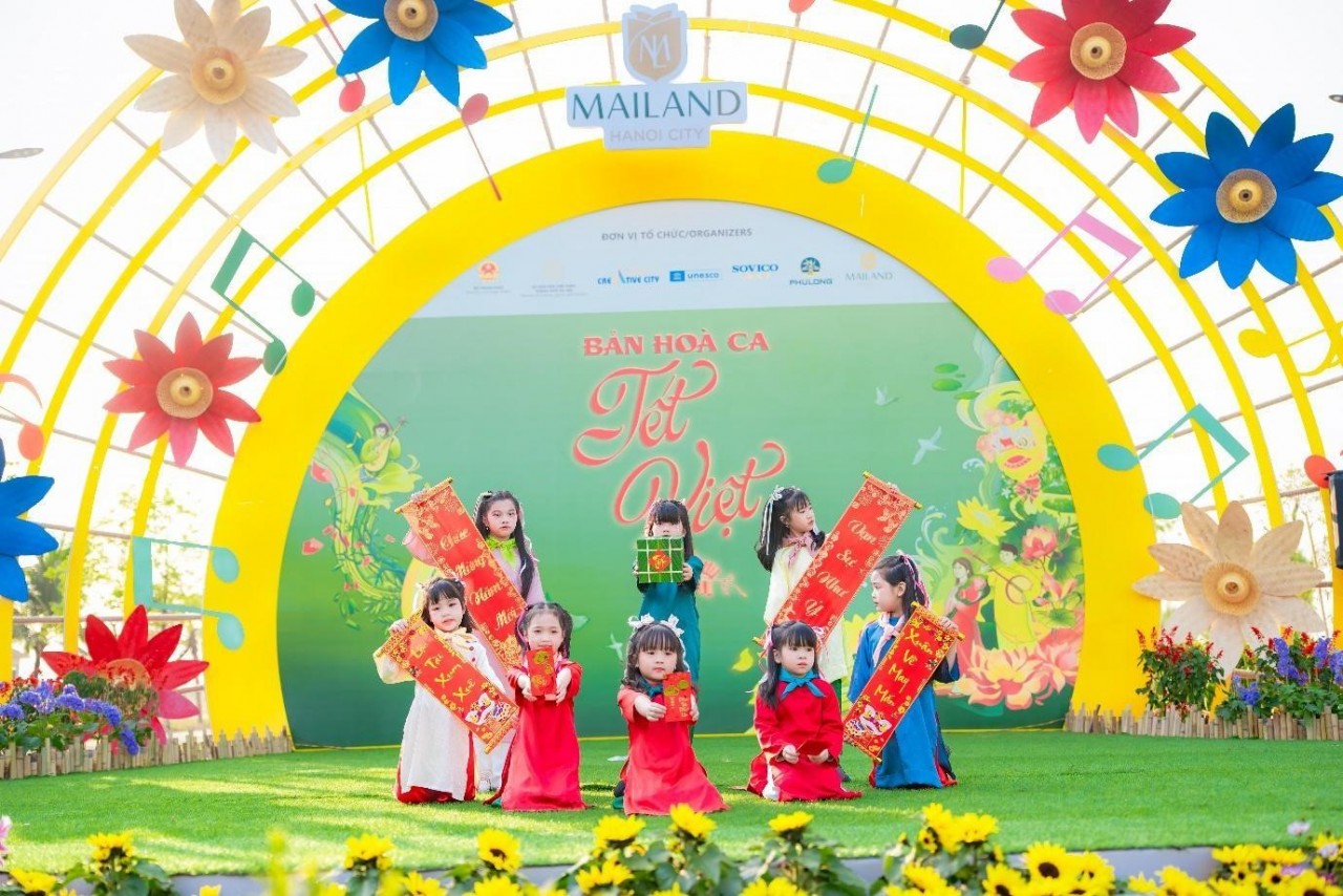 Home Hanoi Xuan 2025 - Rộn ràng sắc xuân với tà áo dài truyền thống