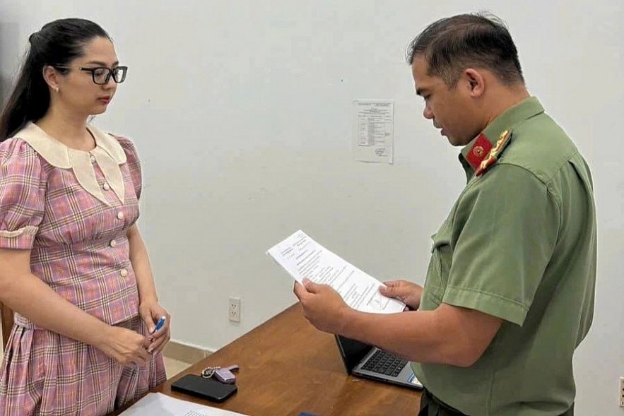 Đại diện Công an Bình Dương công bố quyết định khởi tố bị can đối với một trong 6 cá nhân có hành vi mua bán hóa đơn. Ảnh: Khởi tố 6 cá nhân có hành vi mua bán hóa đơn