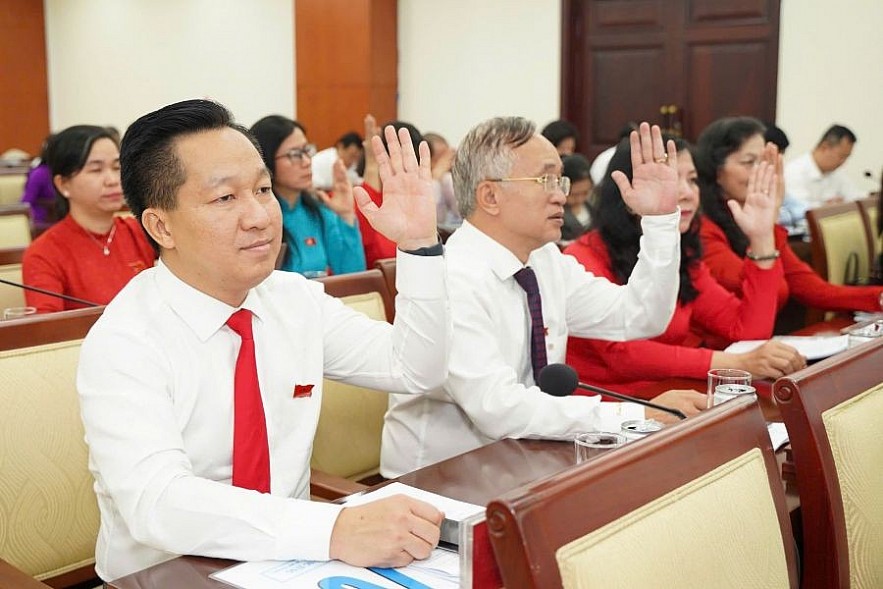 Các đại biểu Hội đồng nhân TP. Hồ Chí Minh biểu quyết thông qua dự án cải tạo rạch Văn Thánh. Ảnh: Việt Dũng