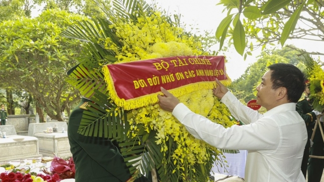 Bộ trưởng Nguyễn Văn Thắng dâng hương, tưởng niệm Liệt sĩ Phạm Văn Khang và đồng đội tại Tuyên Quang