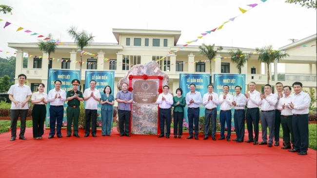 Bộ trưởng Bộ Tài chính Nguyễn Văn Thắng gắn biển Công trình chào mừng Kỷ niệm 80 năm Ngày Truyền thống ngành Tài chính Việt Nam