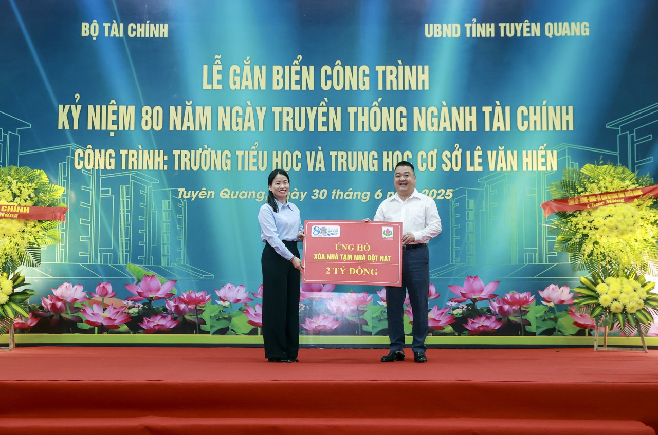 Bộ trưởng Tài chính Nguyễn Văn Thắng gắn biển công trình kỷ niệm 80 năm Ngày truyền thống Ngành Tài chính Việt Nam